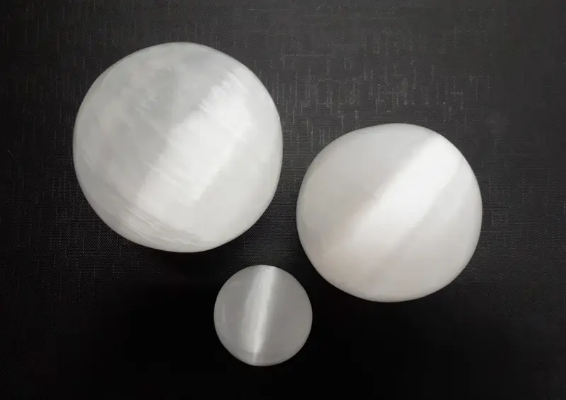 Selenit hmatka guľa 40mm 